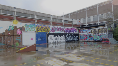 902758 Gezicht op enkele graffitikunstwerken op het terrein tussen het gebouw van de Stadsbrug (multifunctionele ...